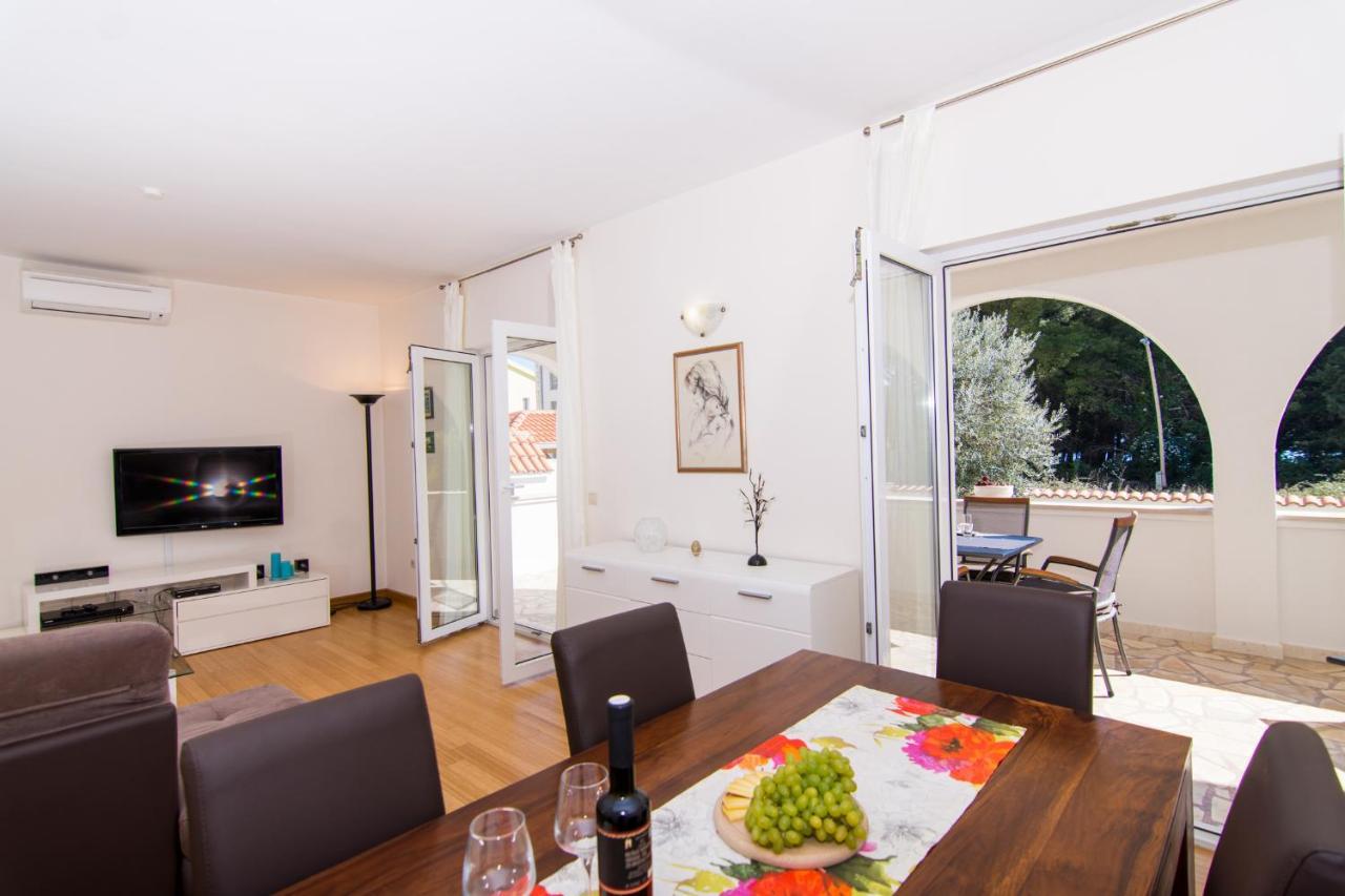Villa Relax - Beautiful Apartment With Heated Saltwater Pool & Jacuzzi Kaštela Exterior foto