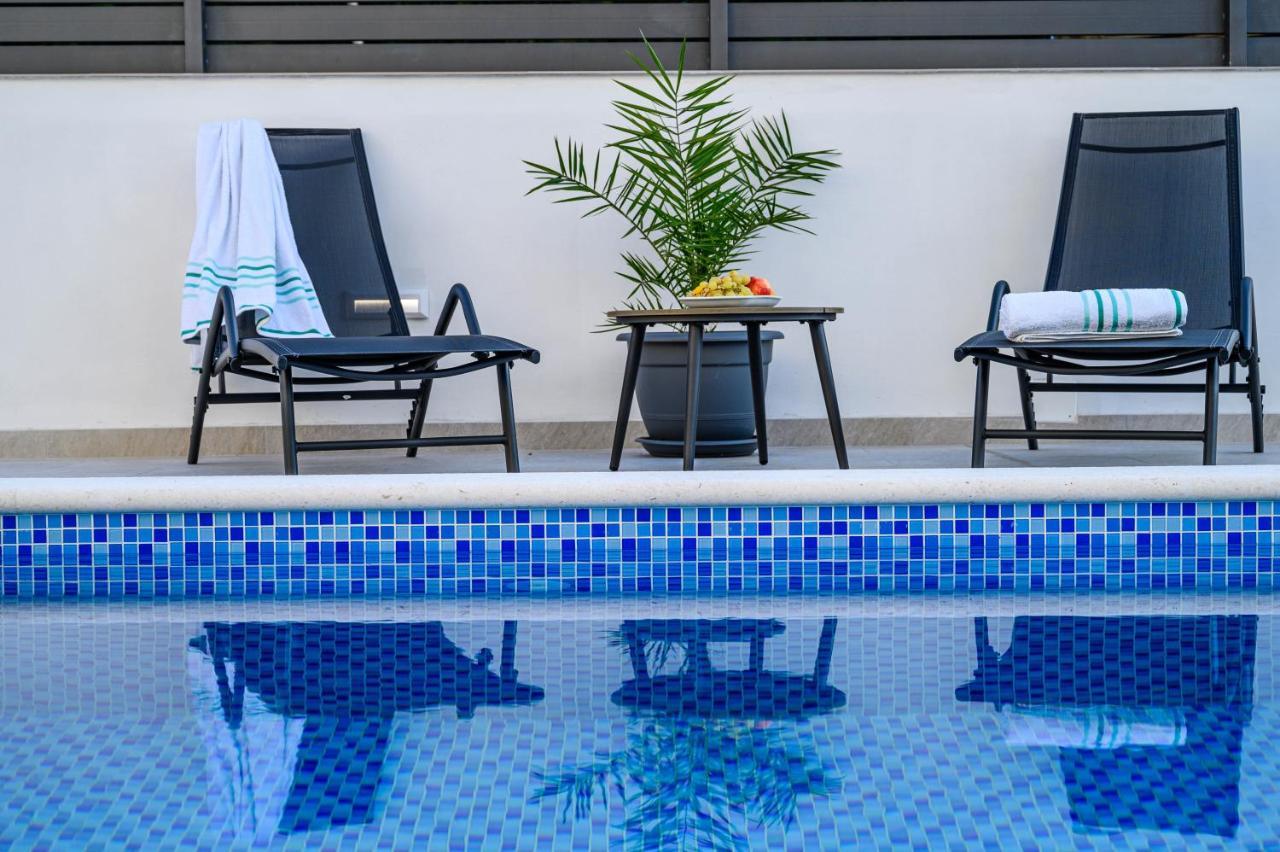Villa Relax - Beautiful Apartment With Heated Saltwater Pool & Jacuzzi Kaštela Exterior foto