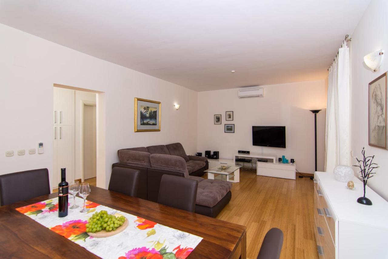 Villa Relax - Beautiful Apartment With Heated Saltwater Pool & Jacuzzi Kaštela Exterior foto
