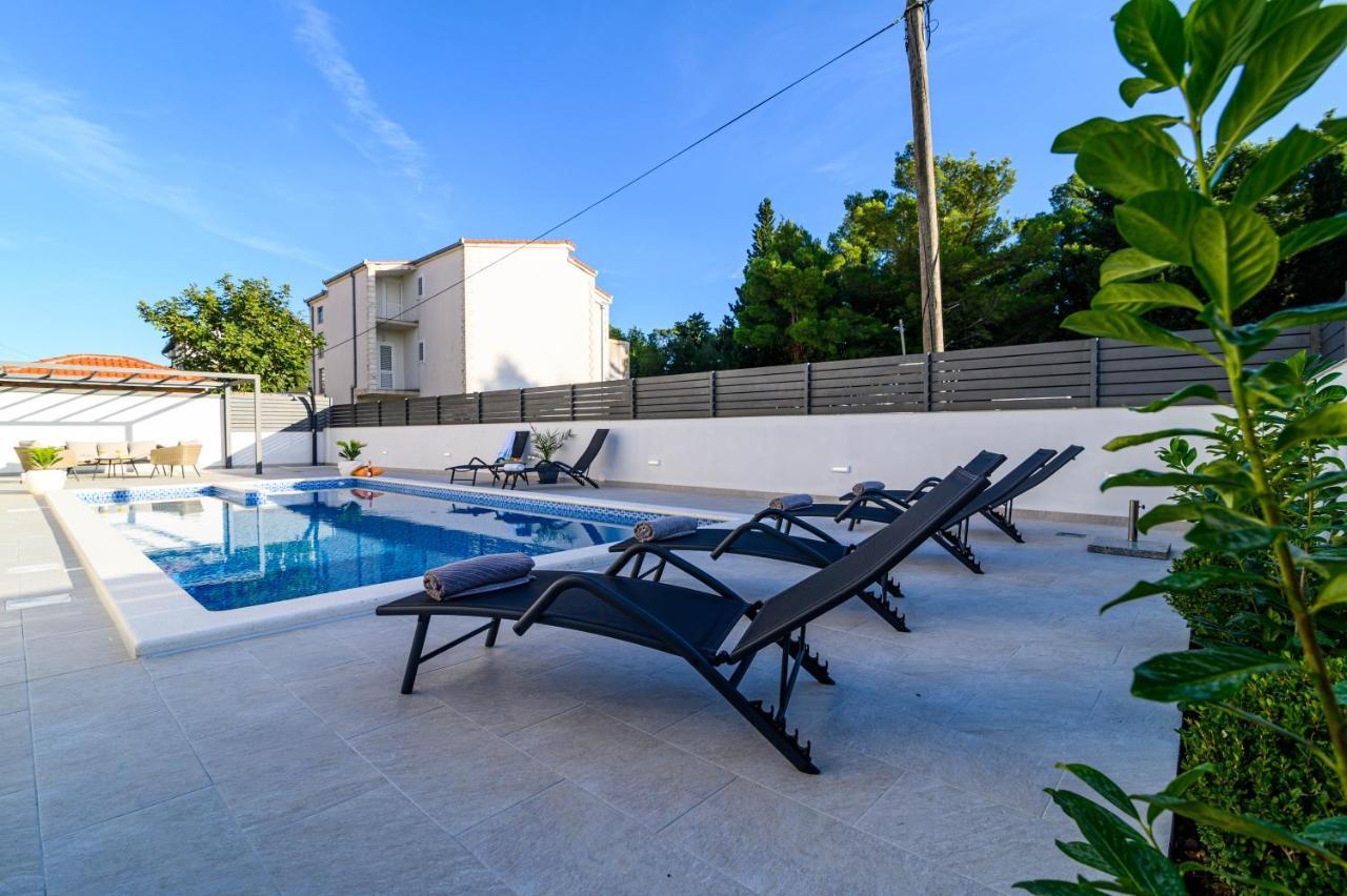 Villa Relax - Beautiful Apartment With Heated Saltwater Pool & Jacuzzi Kaštela Exterior foto