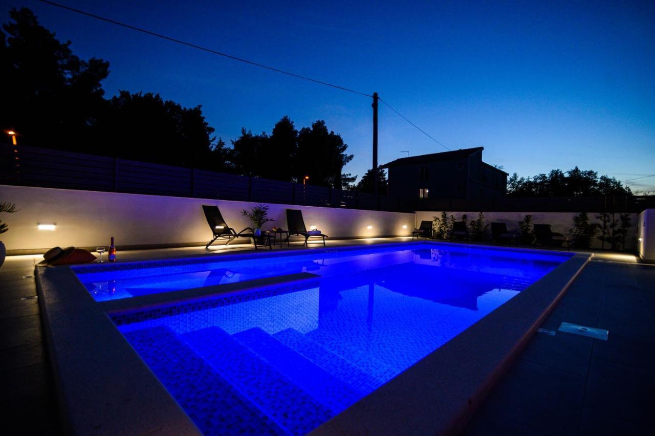 Villa Relax - Beautiful Apartment With Heated Saltwater Pool & Jacuzzi Kaštela Exterior foto