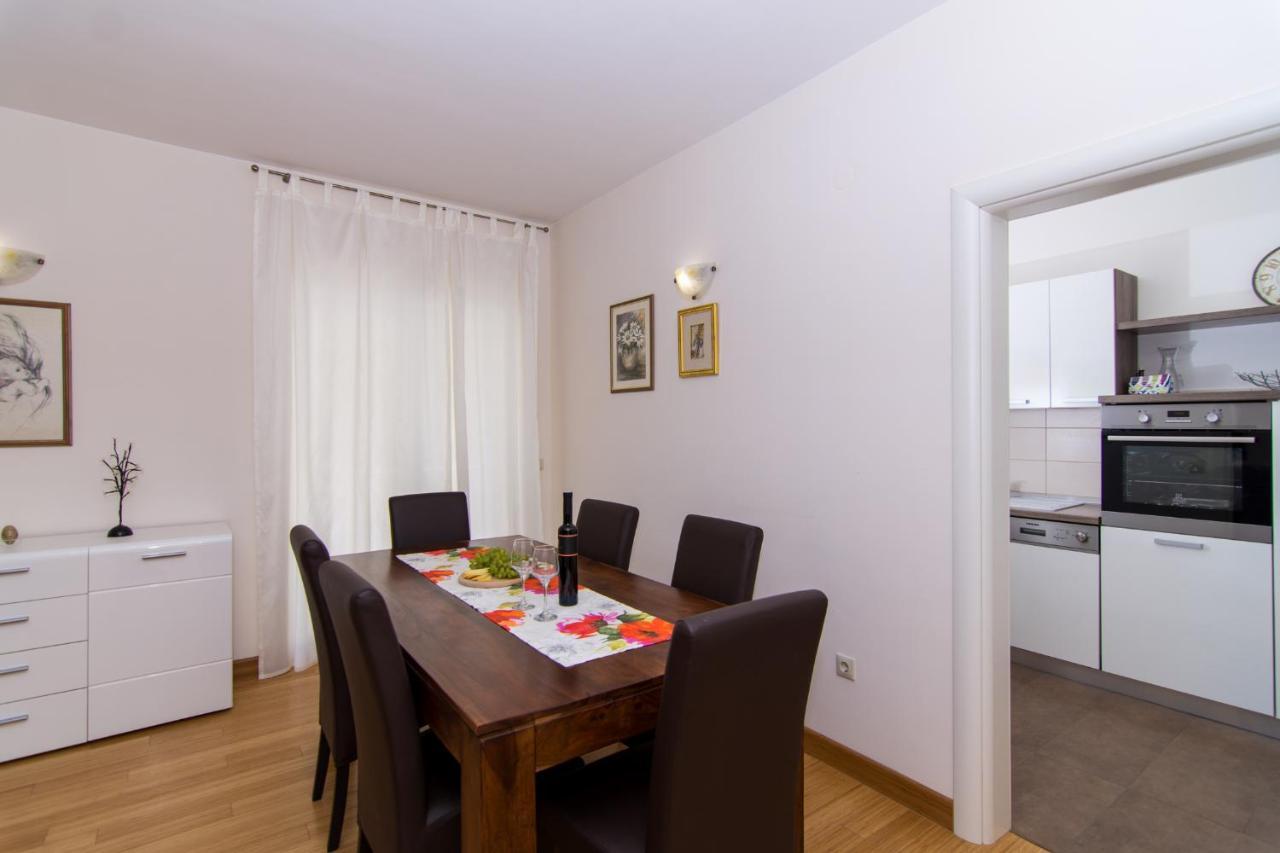 Villa Relax - Beautiful Apartment With Heated Saltwater Pool & Jacuzzi Kaštela Exterior foto